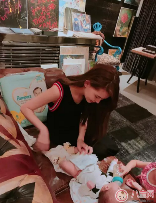 看昆凌女兒用奶瓶喂弟弟 雙寶育兒誤區(qū) 看昆凌女兒用奶瓶喂弟弟 雙寶育兒誤區(qū)
