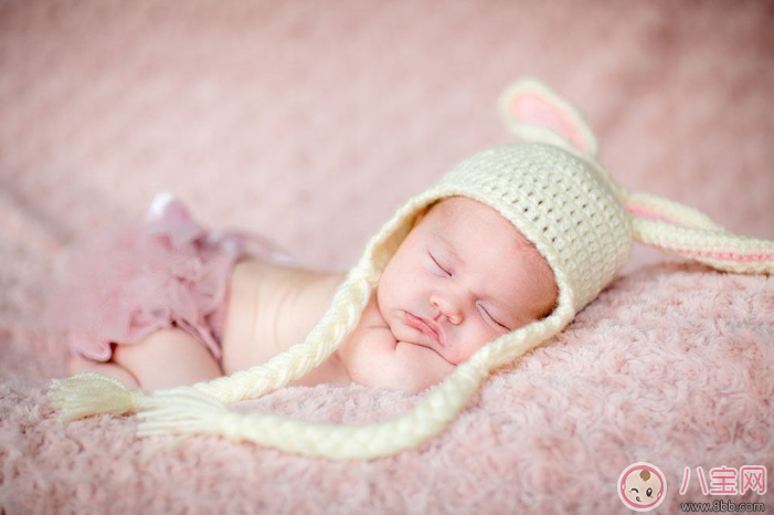 新生兒鼻尖上起了好多小白點(diǎn)是什么 寶寶鼻子上有小白點(diǎn)