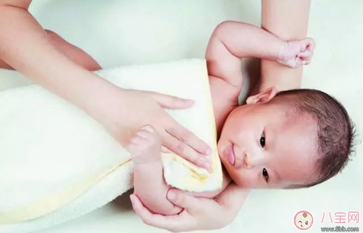 秋天怎么給寶寶洗澡不著涼 寶寶洗澡不著涼小竅門(mén)有哪些 秋天怎么給寶寶洗澡不著涼 寶寶洗澡不著涼小竅門(mén)有哪些