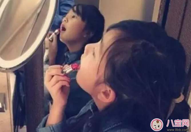 張梓琳小女兒喜歡臭美 如何健全寶寶性別意識 張梓琳小女兒喜歡臭美 如何健全寶寶性別意識
