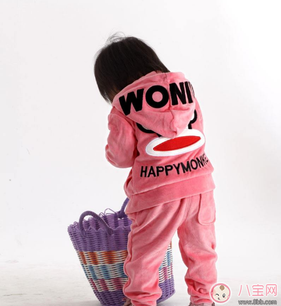 天一冷就給寶寶添衣 捂出病來我可不管