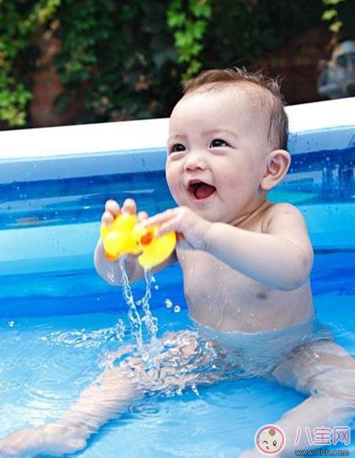 幼兒游泳變聰明 越早學(xué)習(xí)效果越好 
