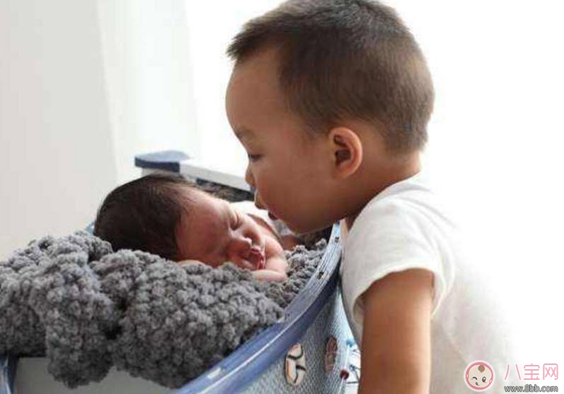 二胎媽媽怎么帶好兩個孩子 二孩媽媽怎么照顧兩個孩子生活學習 二胎媽媽怎么帶好兩個孩子 二孩媽媽怎么照顧兩個孩子生活學習