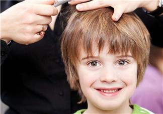 寶寶頭發(fā)常見問題  如何護(hù)理寶寶頭發(fā)