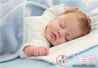新生兒不睡覺怎么辦 如何哄新生兒睡覺 新生兒不睡覺怎么辦 如何哄新生兒睡覺