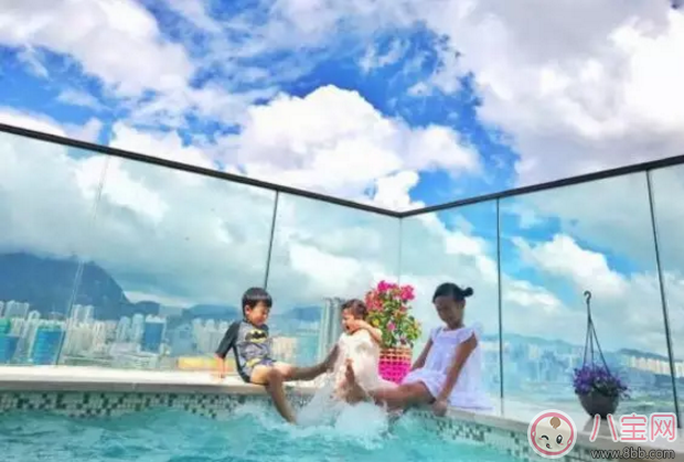 陳浩民帶全家開趴孩子穿巨型拖鞋 如何給寶寶選鞋子 陳浩民帶全家開趴孩子穿巨型拖鞋 如何給寶寶選鞋子