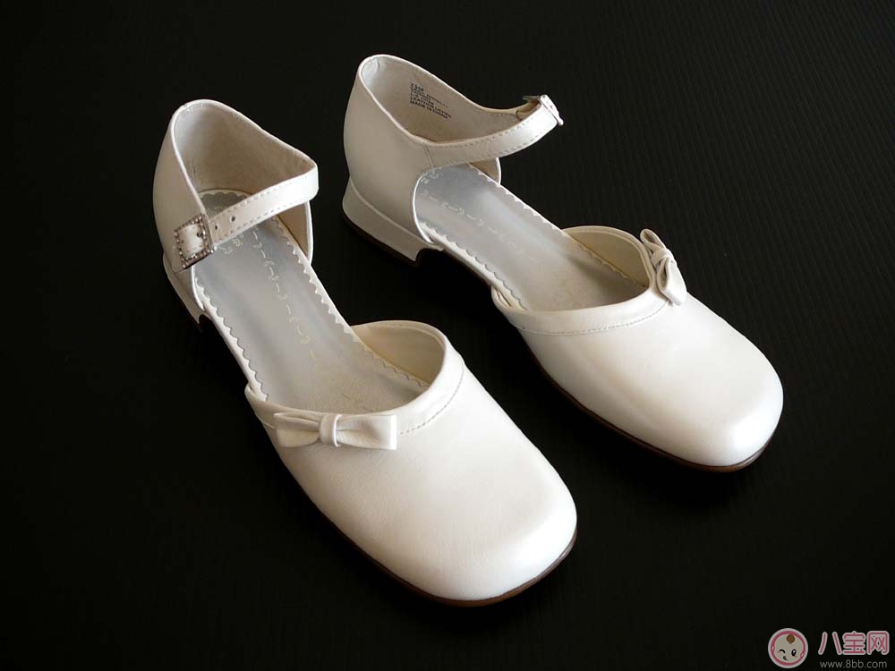 陳浩民帶全家開趴孩子穿巨型拖鞋 如何給寶寶選鞋子 陳浩民帶全家開趴孩子穿巨型拖鞋 如何給寶寶選鞋子