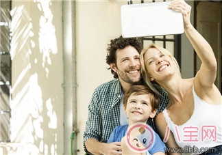 陳浩民老婆一次抱三娃拍照 當媽后有哪些變化？