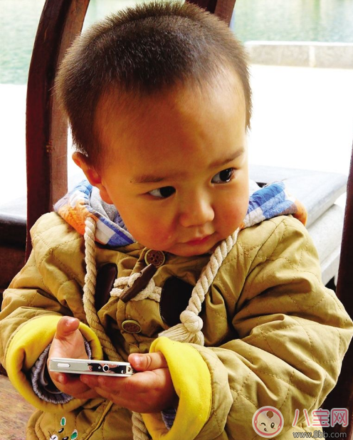 孩子沉迷手機怎么辦 可以試試約法三章