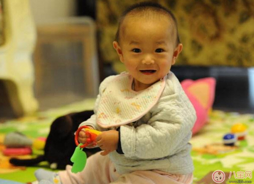 不同年齡段寶寶動作發育情況 寶寶大動作發育時間表