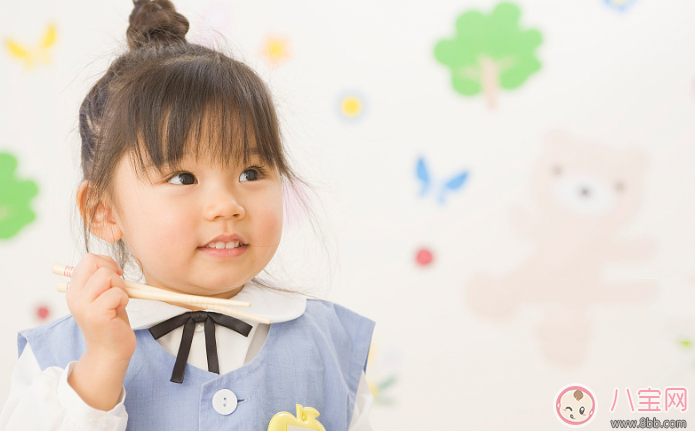 寶寶學吃飯餐具用品推薦 寶寶學吃飯要買什么東西 寶寶學吃飯餐具用品推薦 寶寶學吃飯要買什么東西