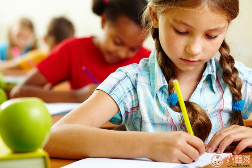 家長怎么陪孩子做作業比較好 家長正確陪孩子做作業的方法