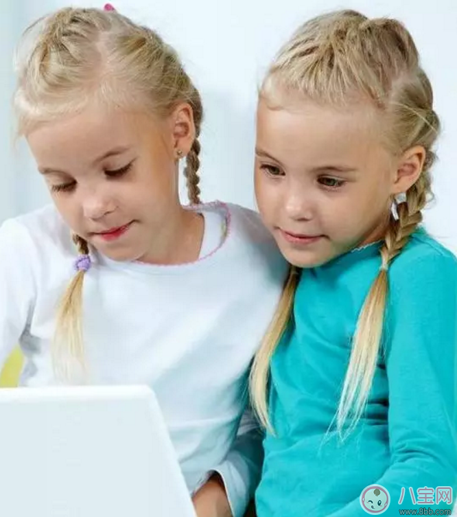 家里有兩個女兒編什么發(fā)型好看 雙胞胎好看發(fā)型推薦