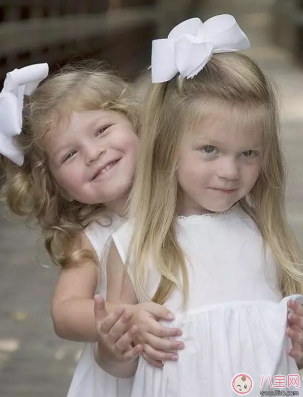 家里有兩個女兒編什么發(fā)型好看 雙胞胎好看發(fā)型推薦