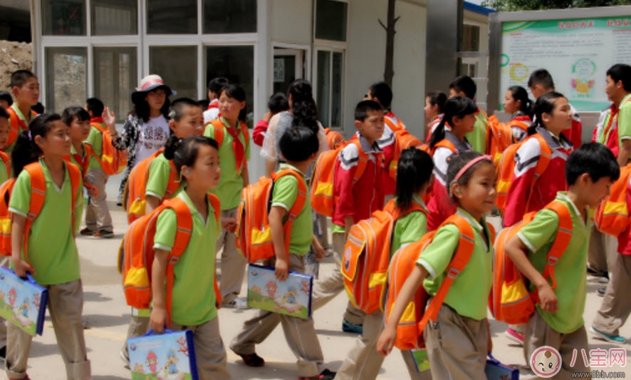 微信朋友圈橙色書包刷屏 朋友圈背橙色書包的孩子聽力障礙是真的嗎