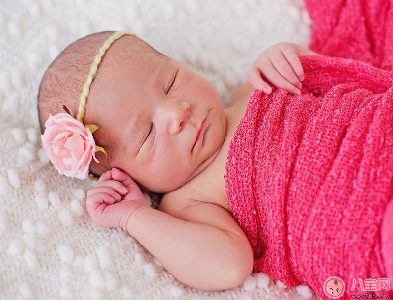 包巾錯誤包法危害 包裹新生兒注意事項(xiàng)