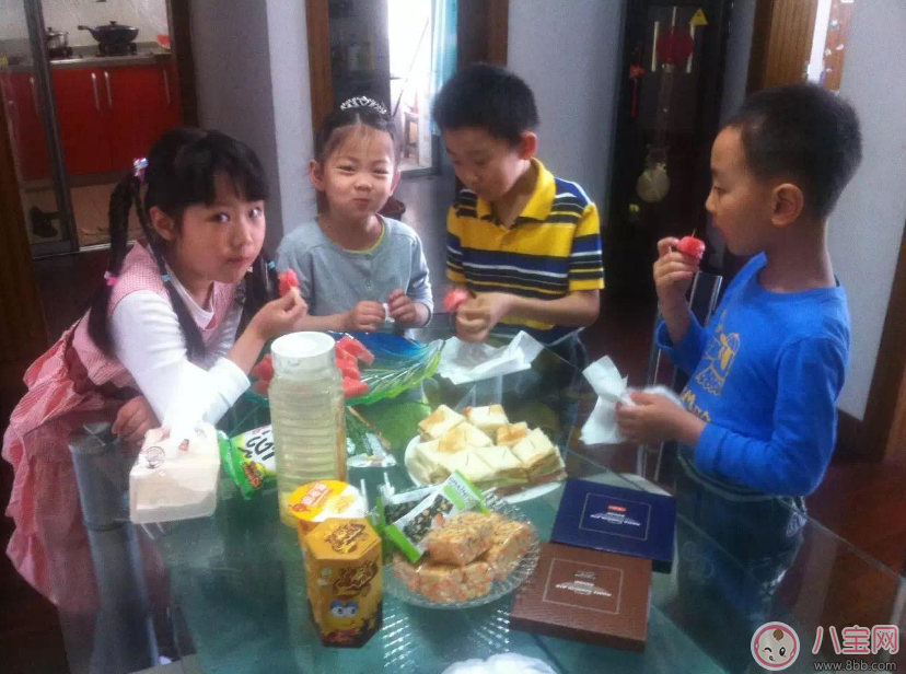 帶孩子作客不聽話怎么辦 怎么能讓孩子在別人家乖乖的 帶孩子作客不聽話怎么辦 怎么能讓孩子在別人家乖乖的