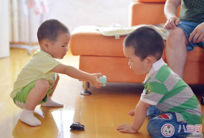 帶孩子作客不聽話怎么辦 怎么能讓孩子在別人家乖乖的 帶孩子作客不聽話怎么辦 怎么能讓孩子在別人家乖乖的