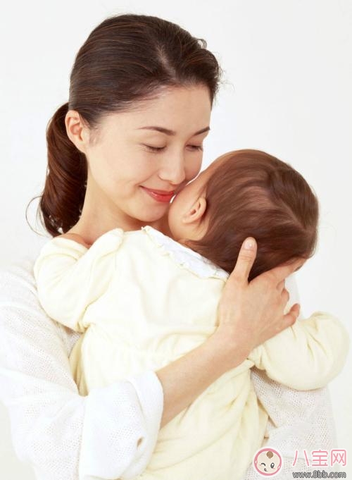 寶寶拱背哭泣的原因 如何緩解寶寶拱背哭泣