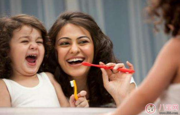 給寶寶刷牙的正確姿勢有哪幾種 寶寶躺式抱坐式對坐式刷牙怎么刷 給寶寶刷牙的正確姿勢有哪幾種 寶寶躺式抱坐式對坐式刷牙怎么刷