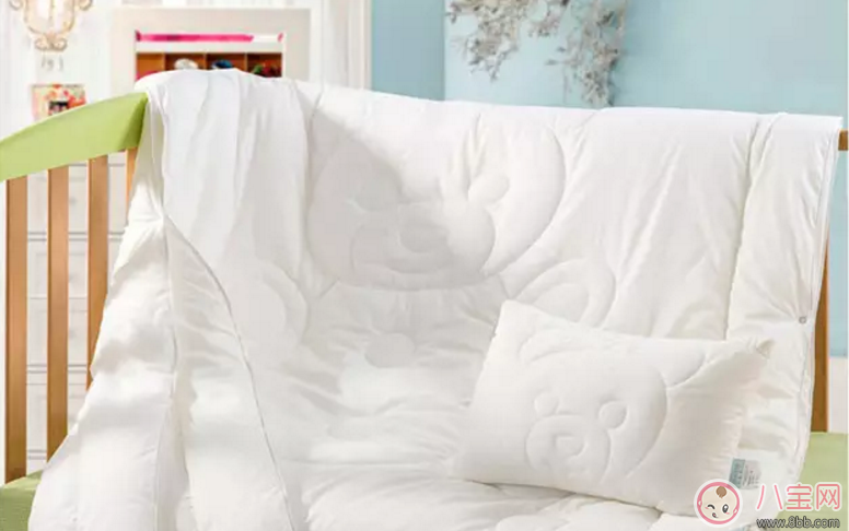 換季怎么給寶寶添新被 寶寶的被子如何選
