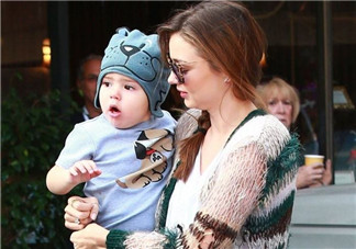 新生兒該怎么抱 外出如何正確抱娃