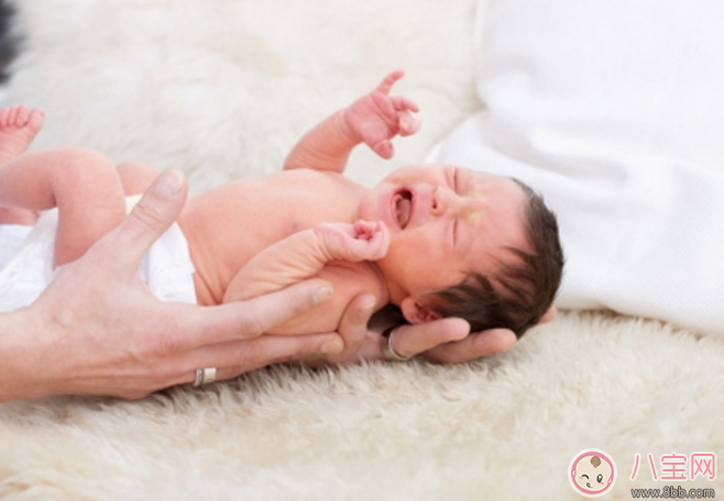 給寶寶換紙尿褲的5個常見錯誤 給寶寶換紙尿褲的正確姿勢