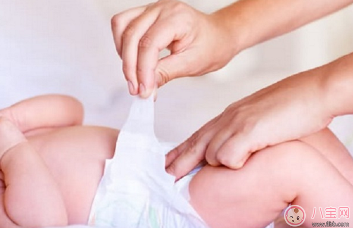 給寶寶換紙尿褲的5個常見錯誤 給寶寶換紙尿褲的正確姿勢