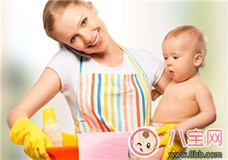 姚晨帶帽抱小土豆 抱寶寶時應該穿什么