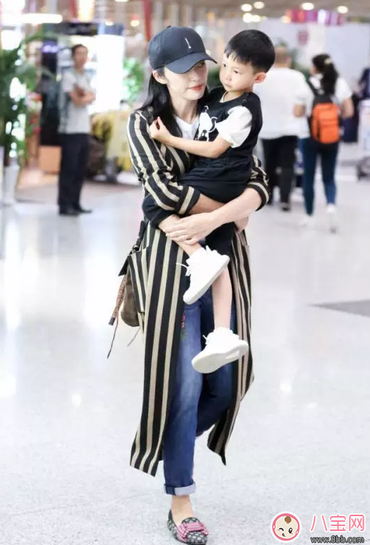 姚晨帶帽抱小土豆 抱寶寶時應該穿什么