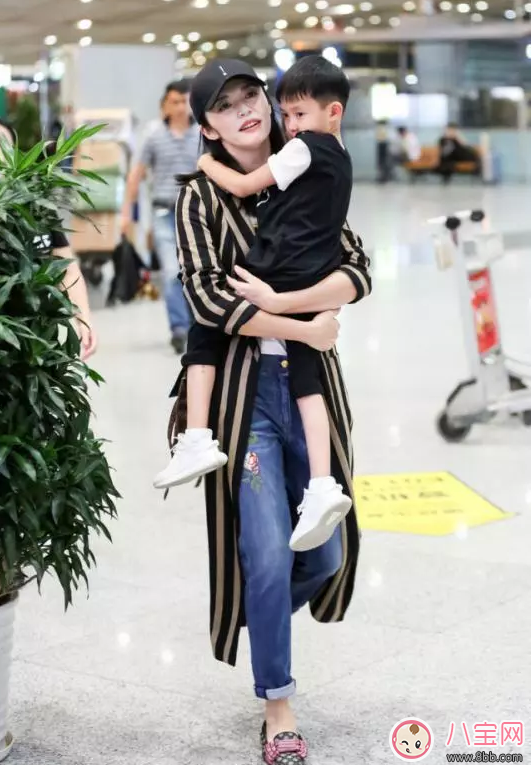 姚晨帶帽抱小土豆 抱寶寶時應該穿什么