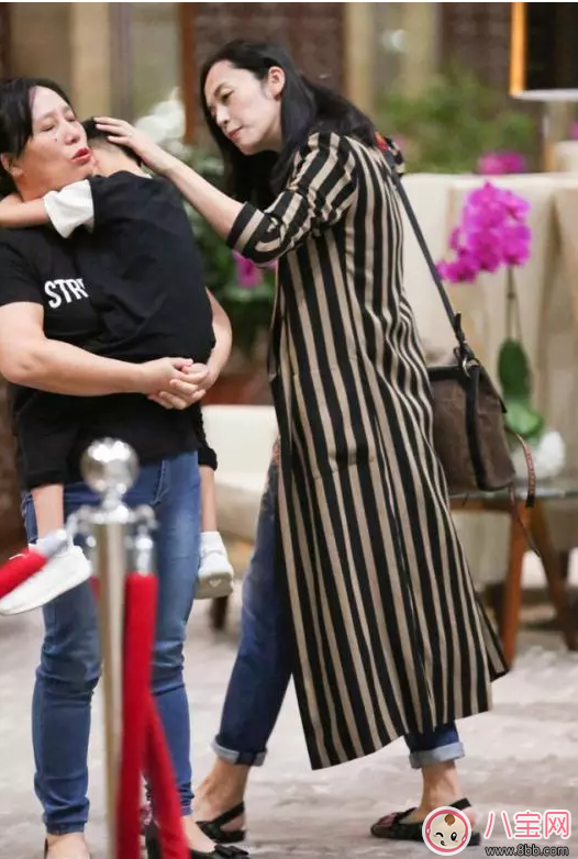 姚晨帶帽抱小土豆 抱寶寶時應該穿什么