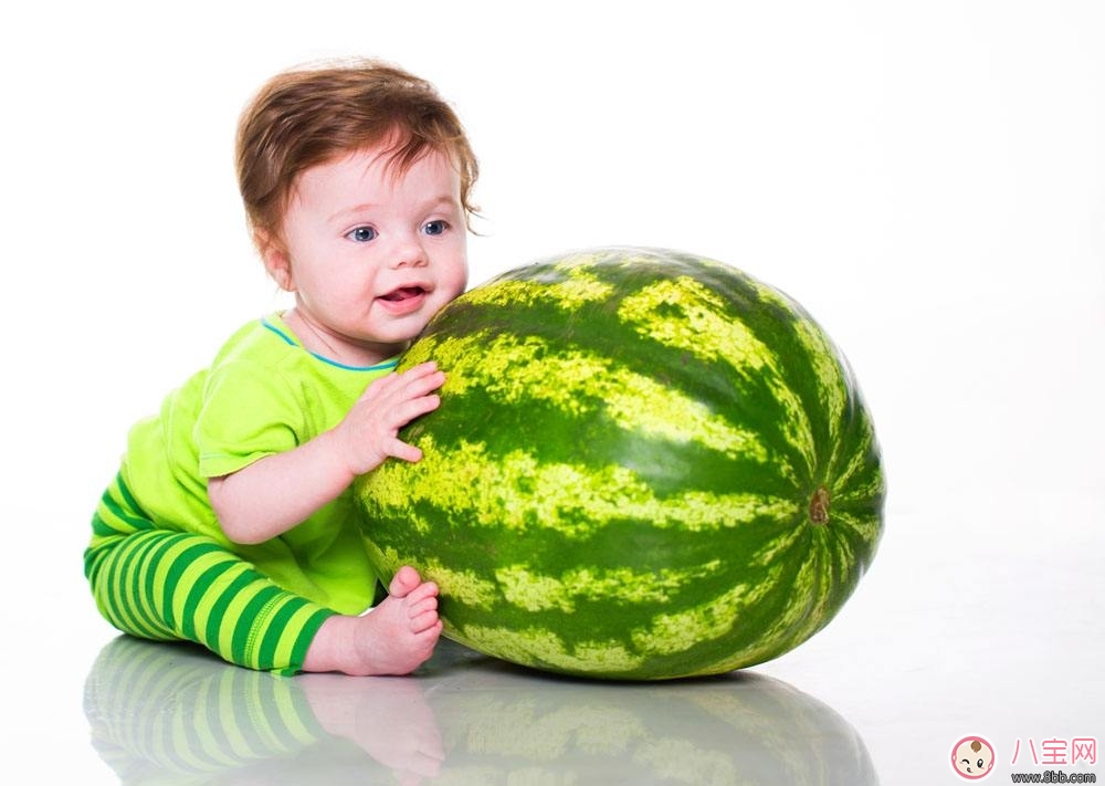 姚晨帶帽抱小土豆 抱寶寶時應該穿什么