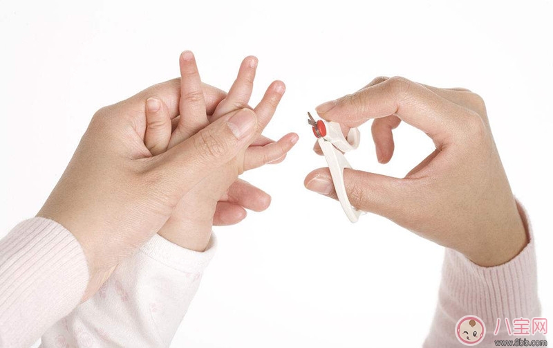 為什么要定時(shí)給寶寶修剪指甲 修剪指甲如何分散寶寶注意力