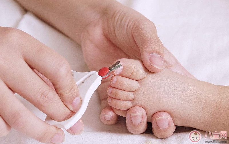 為什么要定時(shí)給寶寶修剪指甲 修剪指甲如何分散寶寶注意力