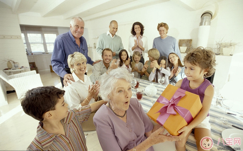 中秋節(jié)全家一起吃飯的好處 如何讓家族聚餐變有趣