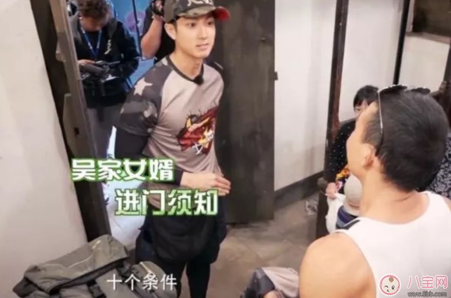 劉畊宏為什么要把吳尊送的T恤給嗯哼 Jasper摔倒了嗯哼如何安慰的 劉畊宏為什么要把吳尊送的T恤給嗯哼 Jasper摔倒了嗯哼如何安慰的