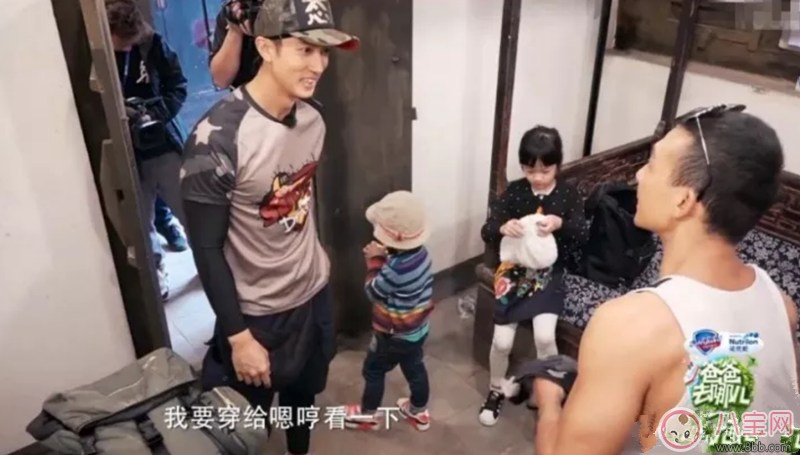 劉畊宏為什么要把吳尊送的T恤給嗯哼 Jasper摔倒了嗯哼如何安慰的 劉畊宏為什么要把吳尊送的T恤給嗯哼 Jasper摔倒了嗯哼如何安慰的