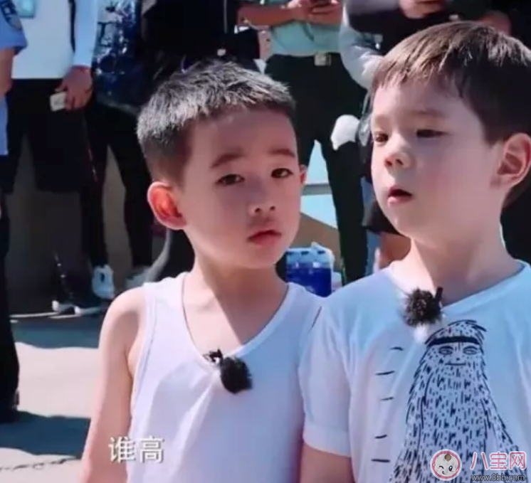 劉畊宏為什么要把吳尊送的T恤給嗯哼 Jasper摔倒了嗯哼如何安慰的 劉畊宏為什么要把吳尊送的T恤給嗯哼 Jasper摔倒了嗯哼如何安慰的