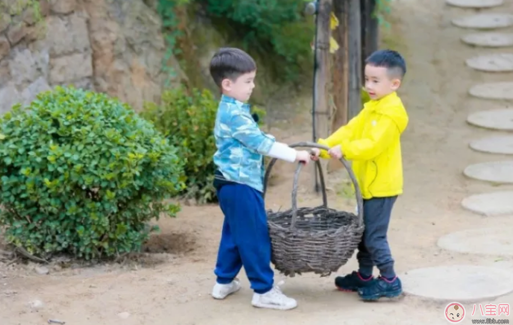 劉畊宏為什么要把吳尊送的T恤給嗯哼 Jasper摔倒了嗯哼如何安慰的 劉畊宏為什么要把吳尊送的T恤給嗯哼 Jasper摔倒了嗯哼如何安慰的