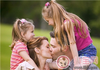 寶寶太黏人怎么辦 為什么寶寶會黏人