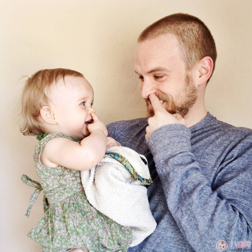 寶寶太黏人怎么辦 為什么寶寶會黏人