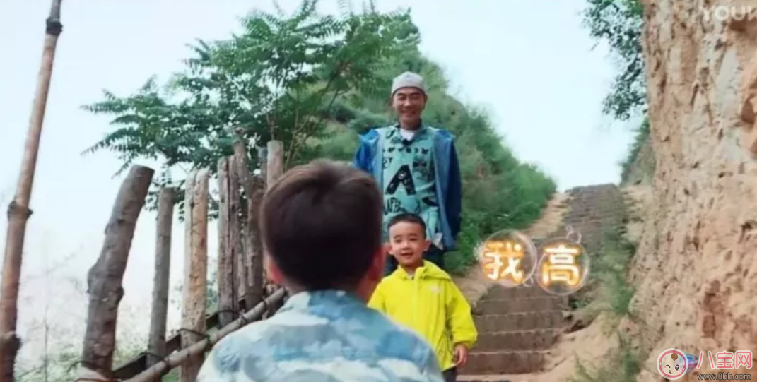 劉畊宏為什么要把吳尊送的T恤給嗯哼 Jasper摔倒了嗯哼如何安慰的 劉畊宏為什么要把吳尊送的T恤給嗯哼 Jasper摔倒了嗯哼如何安慰的