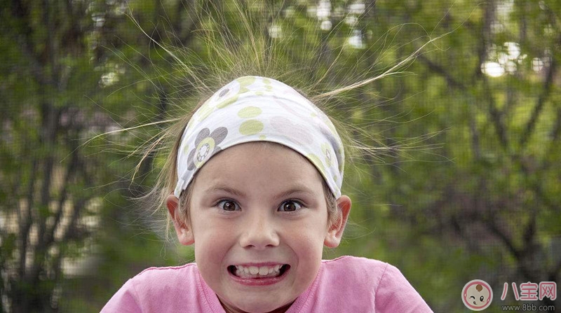 為什么秋季頭發容易靜電 如何應對頭發靜電問題 為什么秋季頭發容易靜電 如何應對頭發靜電問題