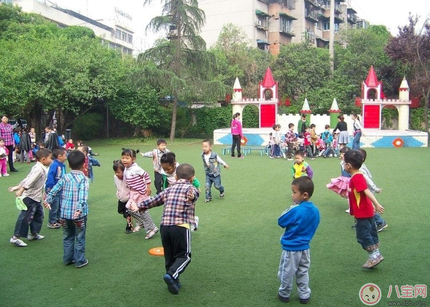 孩子上幼兒園不愿意上廁所怎么辦 讓孩子在幼兒園上廁所的方法是什么