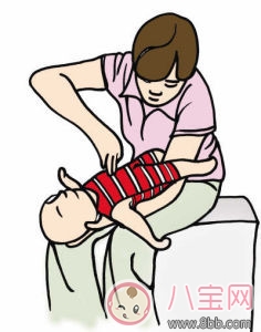 孩子異物卡喉吞咽猛拍喝醋更危險(xiǎn) 教你海姆立克急救法