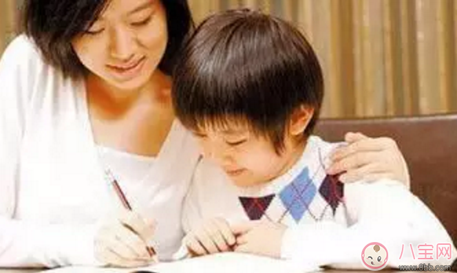 怎么教三歲的寶寶認(rèn)字 三歲寶寶學(xué)前教育認(rèn)字父母應(yīng)該怎么教 怎么教三歲的寶寶認(rèn)字 三歲寶寶學(xué)前教育認(rèn)字父母應(yīng)該怎么教