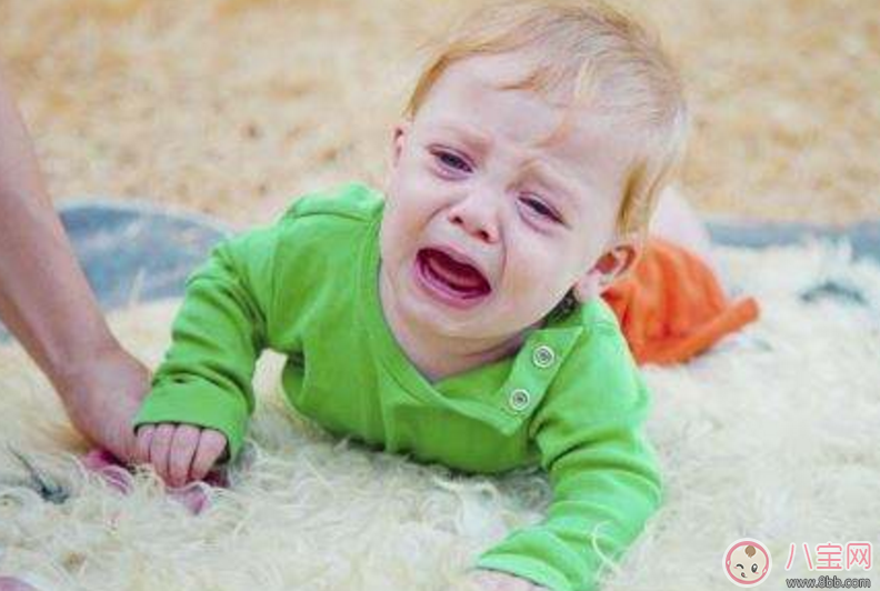 孩子摔倒了家長立刻扶起來會怎么樣 寶寶摔倒后媽媽們的反應(yīng)有哪些