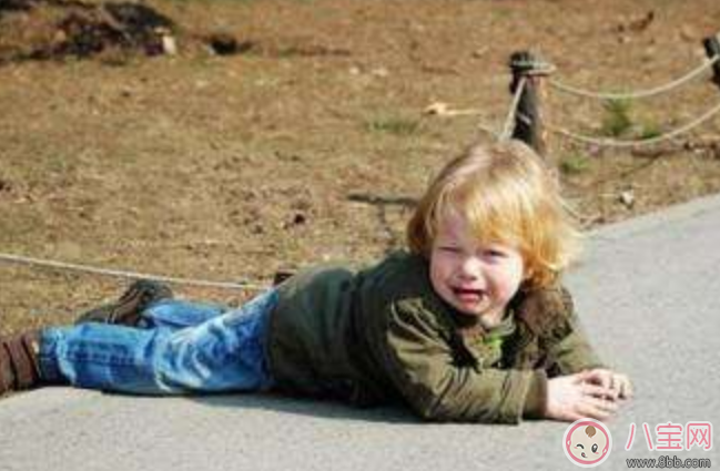 孩子摔倒了家長立刻扶起來會怎么樣 寶寶摔倒后媽媽們的反應(yīng)有哪些