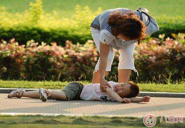 孩子摔倒了家長立刻扶起來會怎么樣 寶寶摔倒后媽媽們的反應(yīng)有哪些